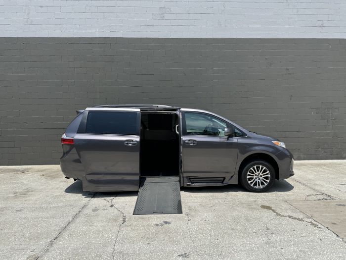 2020 Toyota Sienna XLE's photo
