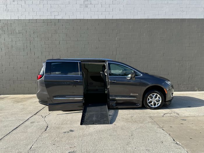 2020 Chrysler Pacifica Touring L Plus's photo