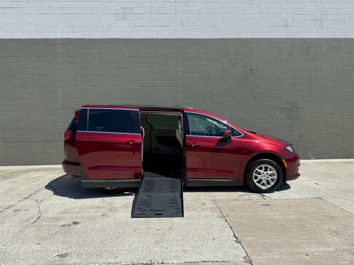 2021 Chrysler Voyager's photo