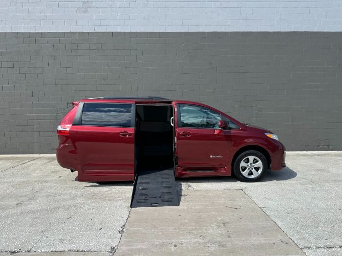 2018 Toyota Sienna LE