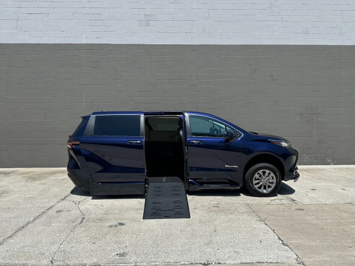 2023 Toyota Sienna XLE's photo