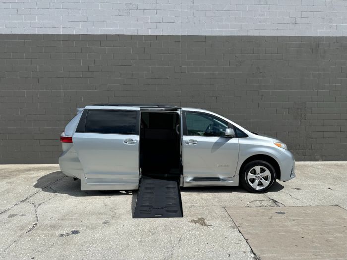 2020 Toyota Sienna LE's photo
