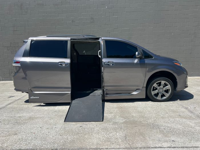 2019 Toyota Sienna SE's photo