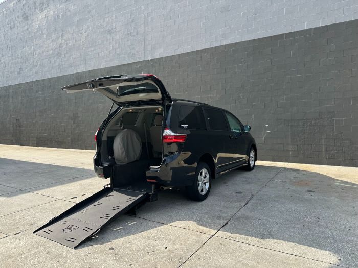 2020 Toyota Sienna LE's photo