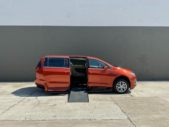 2018 Chrysler Pacifica Touring Plus's photo