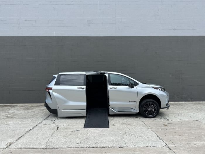 2025 Toyota Sienna XSE's photo