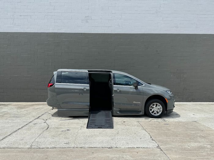 2025 Chrysler Pacifica Select's photo