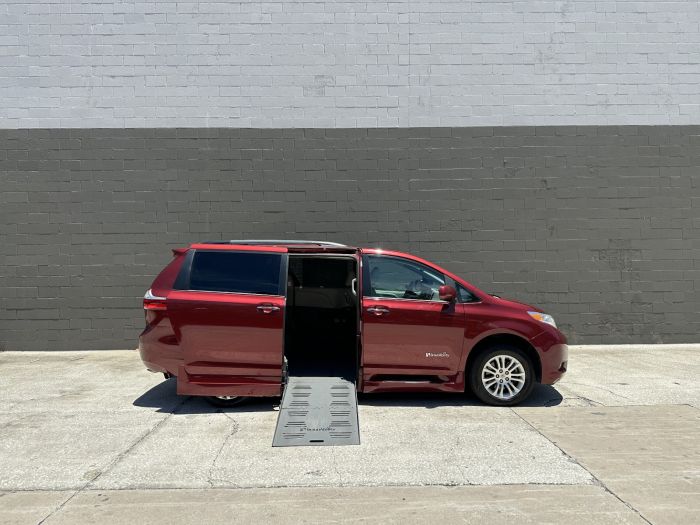 2015 Toyota Sienna XLE's photo
