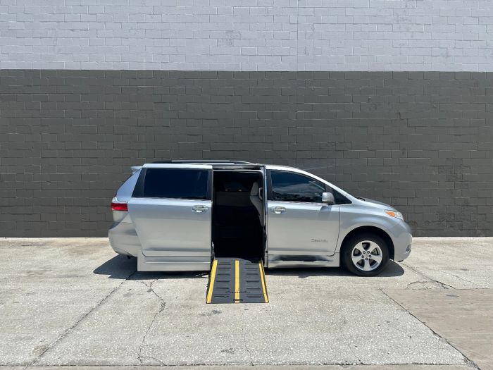 2017 Toyota Sienna LE's photo