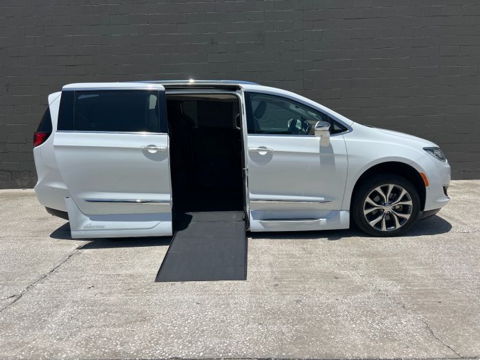 2018 Chrysler Pacifica Limited's photo