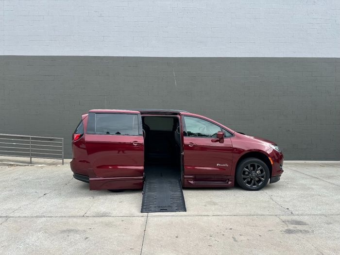 2018 Chrysler Pacifica Touring L's photo