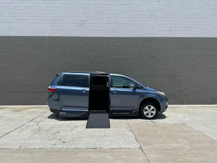 2015 Toyota Sienna LE's photo