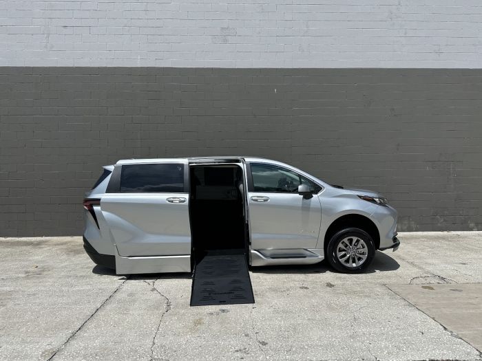 2025 Toyota Sienna LE's photo