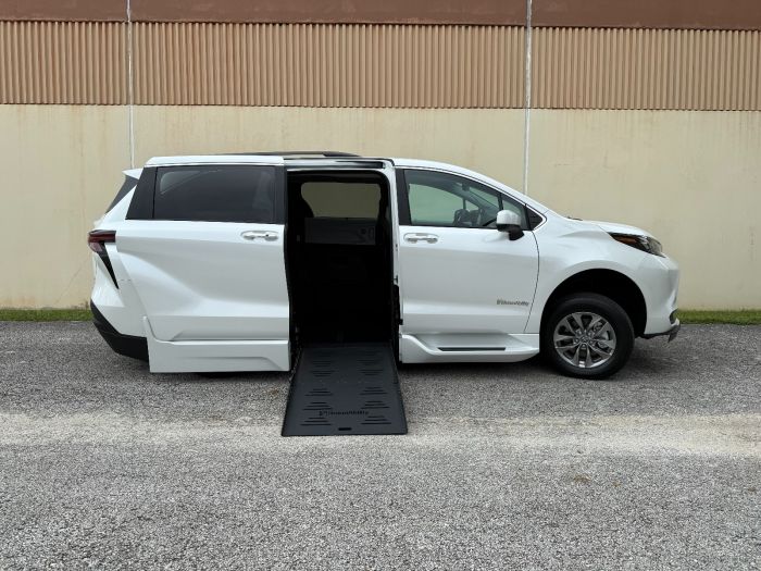 2025 Toyota Sienna XLE's photo
