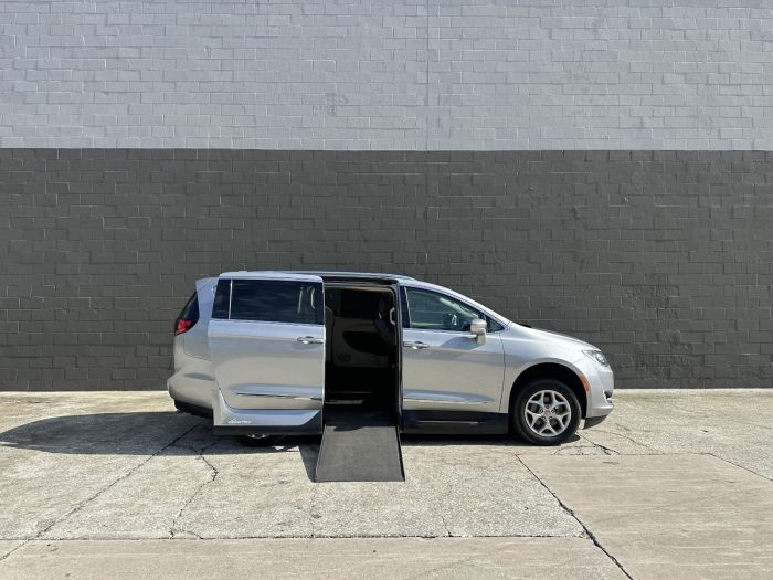 2018 Chrysler Pacifica Touring L Plus's photo