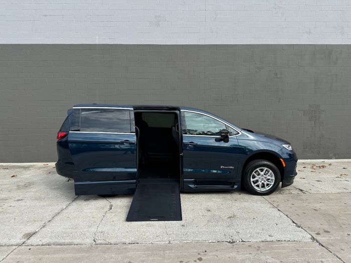 2025 Chrysler Pacifica Select's photo