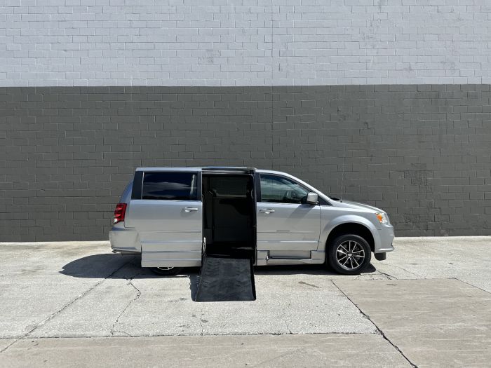 2016 Dodge Grand Caravan SXT Plus's photo