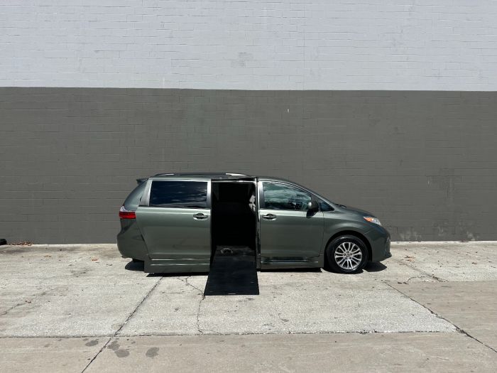 2020 Toyota Sienna XLE's photo