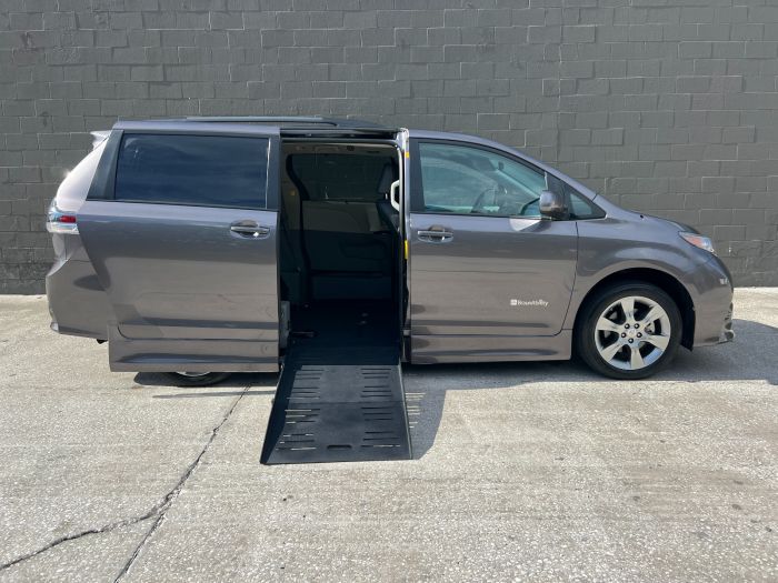 2011 Toyota Sienna SE's photo