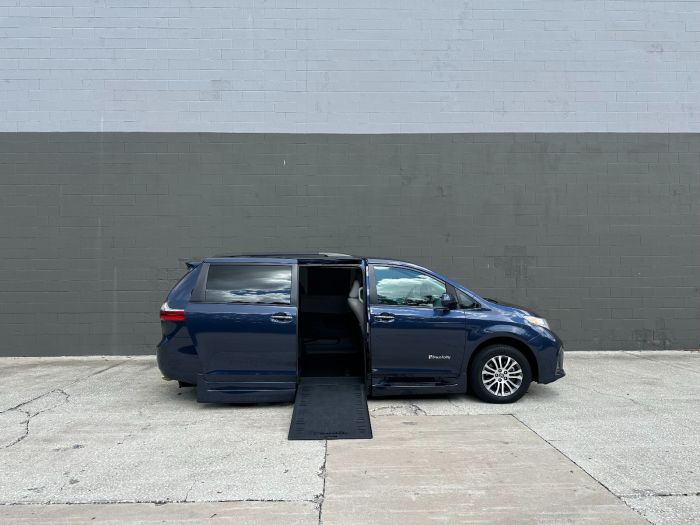 2020 Toyota Sienna XLE's photo