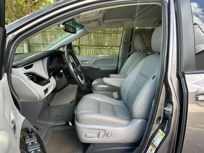 2017 Toyota Sienna XLE's photo