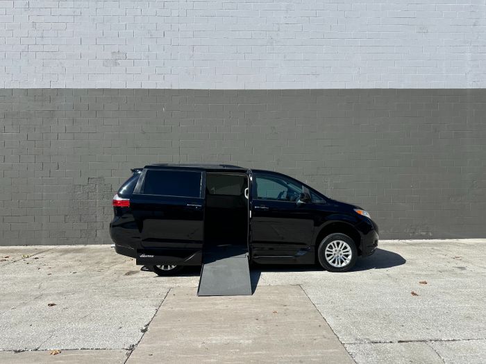 2017 Toyota Sienna XLE's photo