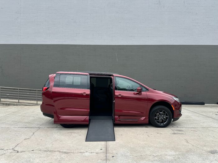 2019 Chrysler Pacifica Touring L's photo