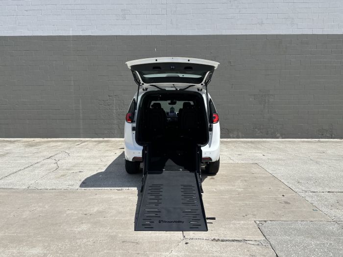 2025 Chrysler Pacifica Select's photo