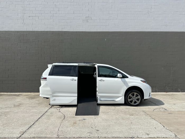2019 Toyota Sienna SE Premium's photo