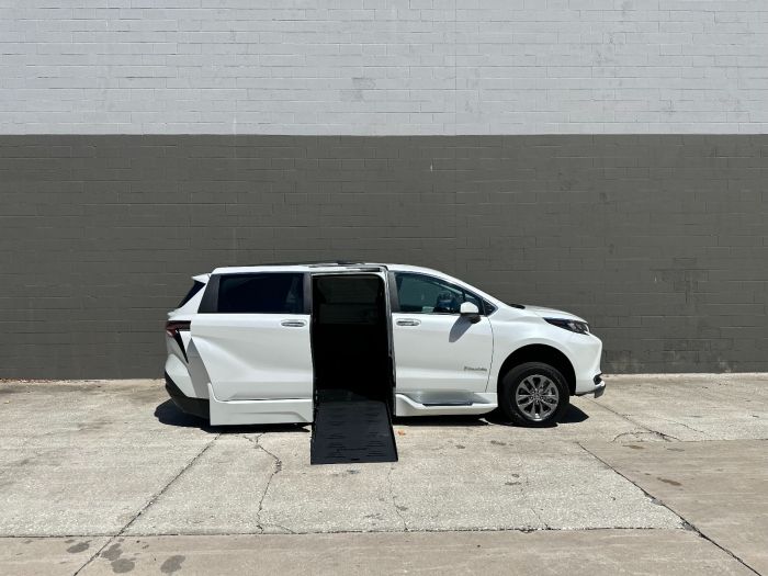 2025 Toyota Sienna XLE's photo