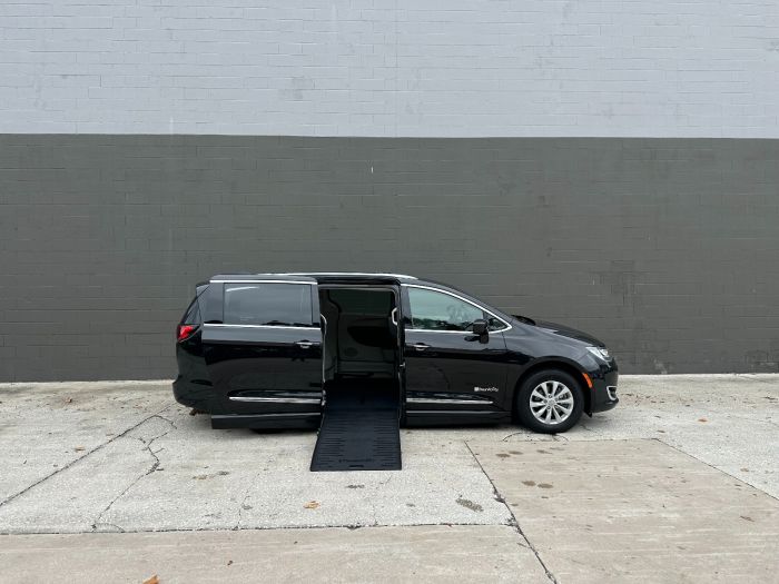 2018 Chrysler Pacifica Touring L's photo