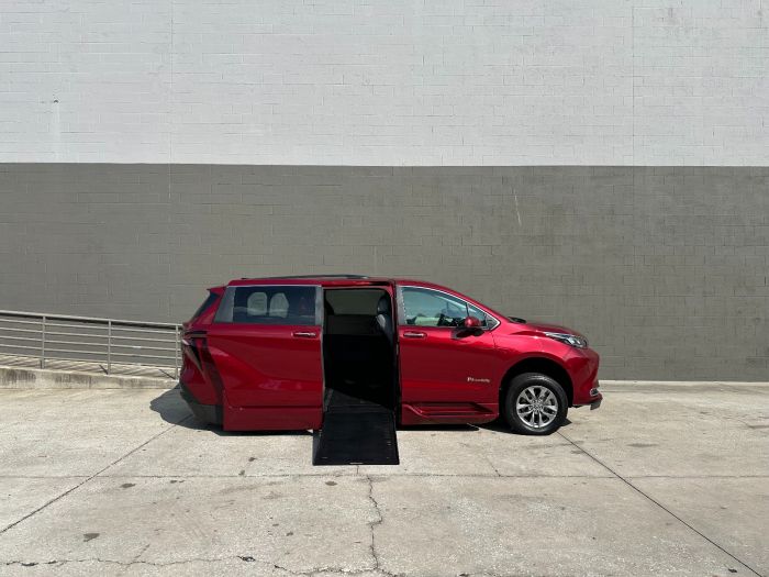 2024 Toyota Sienna XLE's photo