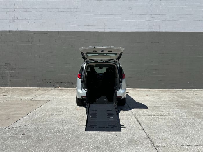 2023 Chrysler Pacifica Touring L's photo