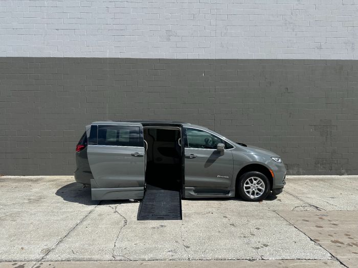 2022 Chrysler Pacifica Touring L's photo