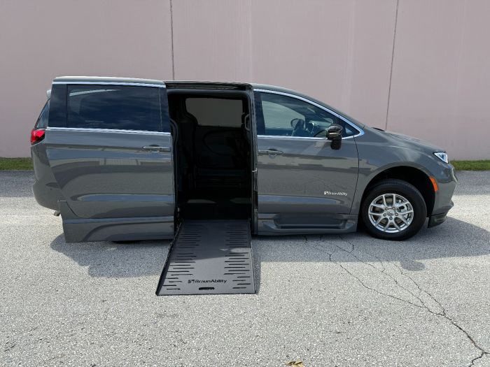 2025 Chrysler Pacifica Select's photo