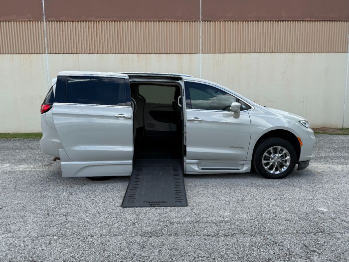 2021 Chrysler Pacifica Touring L's photo