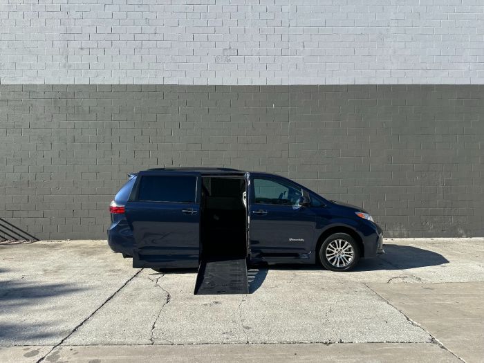 2020 Toyota Sienna XLE's photo