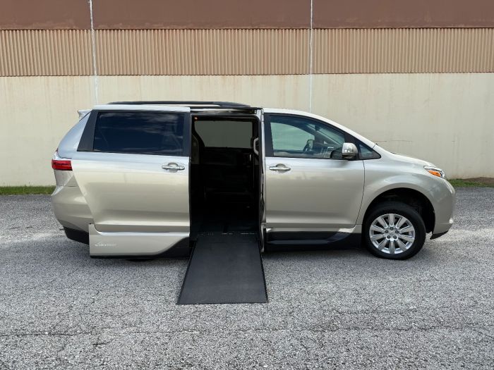 2016 Toyota Sienna's photo