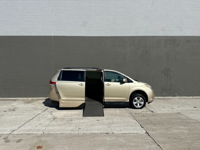 2014 Toyota Sienna LE's photo