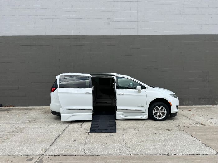 2020 Chrysler Pacifica Touring L Plus's photo