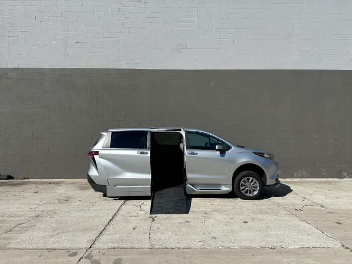 2022 Toyota Sienna XLE's photo