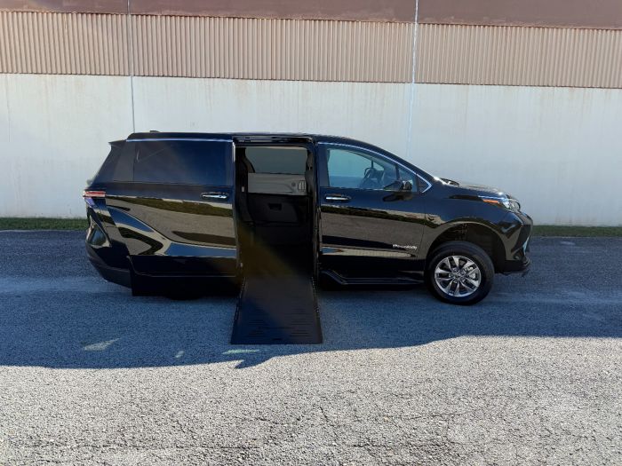 2025 Toyota Sienna XLE's photo