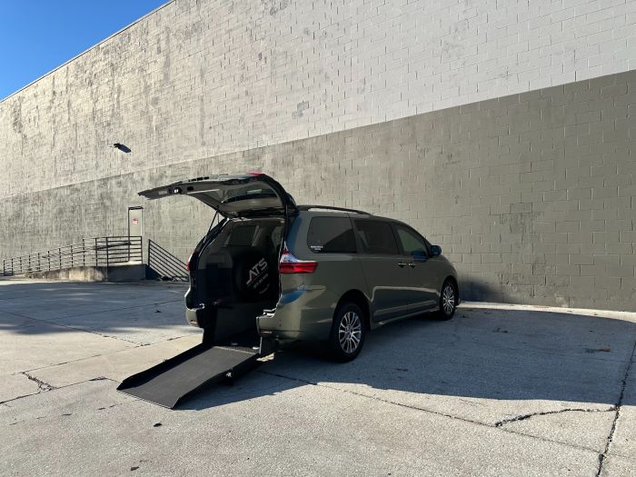 2018 Toyota Sienna XLE's photo