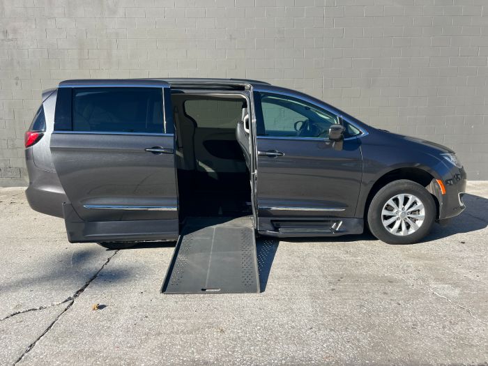 2017 Chrysler Pacifica Touring-L's photo