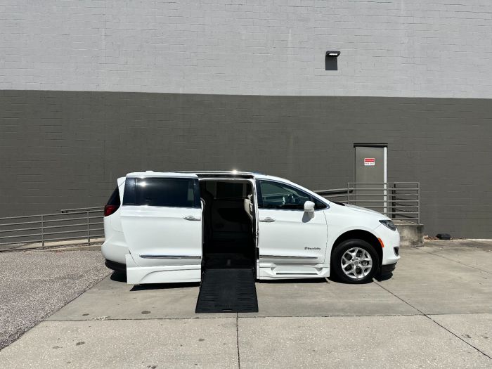 2020 Chrysler Pacifica Touring L's photo