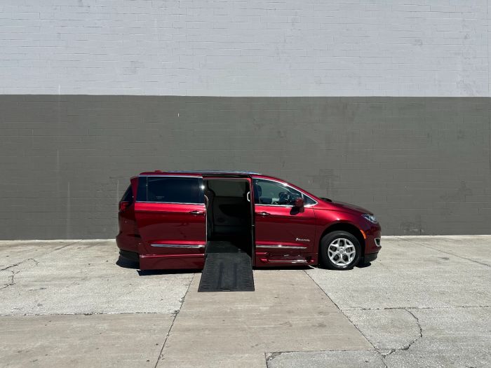 2020 Chrysler Pacifica Touring L Plus's photo