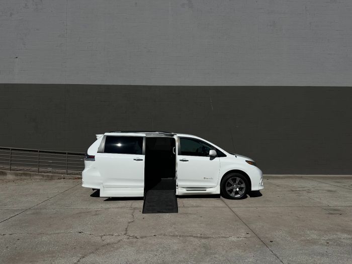 2014 Toyota Sienna SE's photo