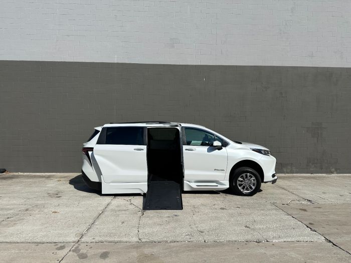 2025 Toyota Sienna XLE's photo