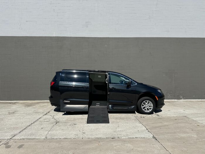 2022 Chrysler Voyager LX's photo