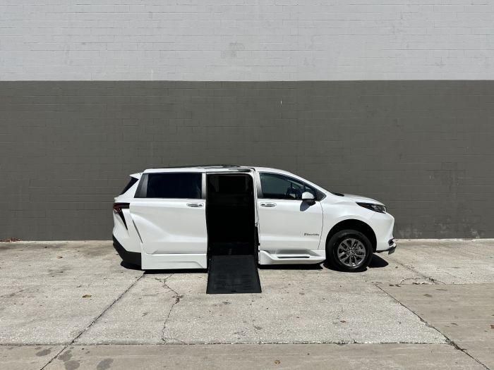 2024 Toyota Sienna XLE's photo